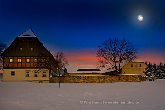 Foto von Peter Hennig PIXELWERKSTATT Faktorenhof Eibau im Winter bei Mondschein